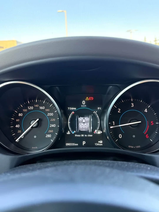 2017 Jaguar XE - Image 7 of 12