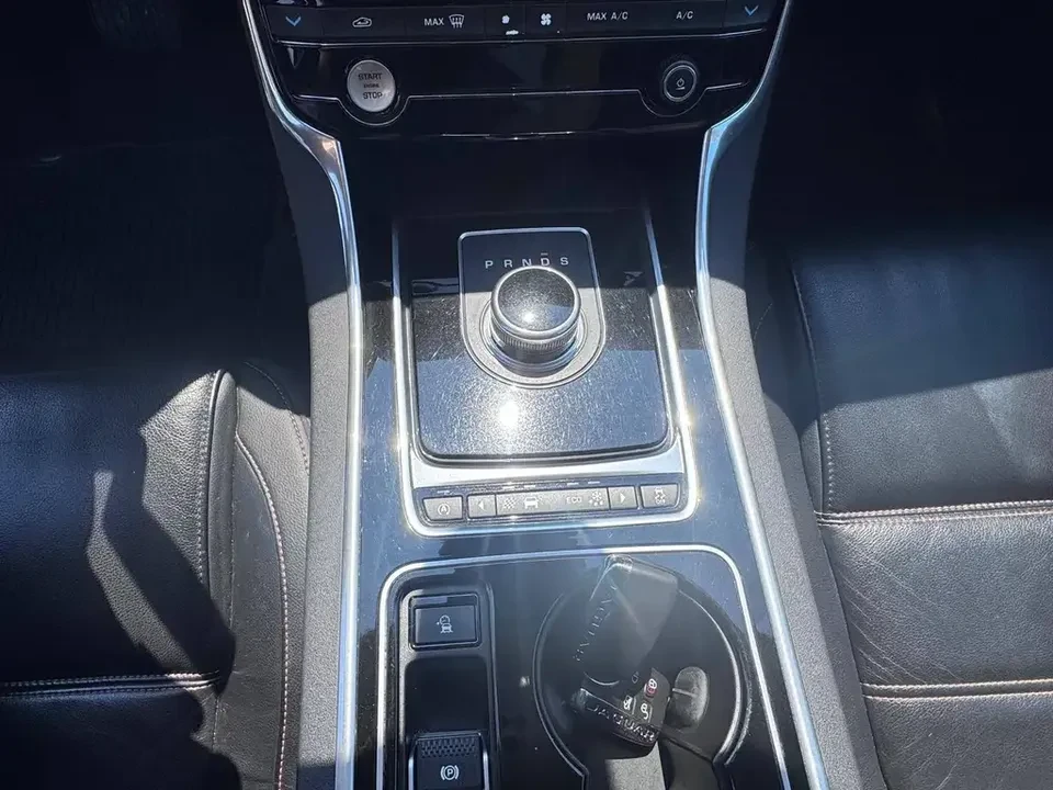 2017 Jaguar XE - Image 14 of 18