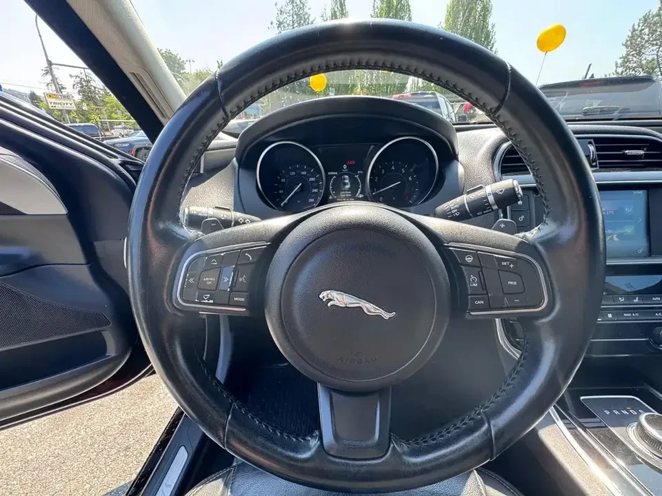 2017 Jaguar XE - Image 18 of 18