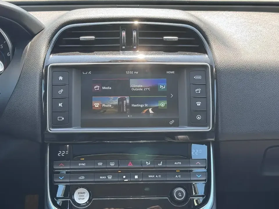 2017 Jaguar XE - Image 10 of 18