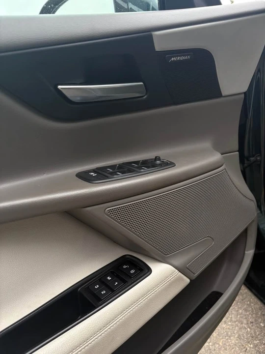2017 Jaguar XE - Image 5 of 12