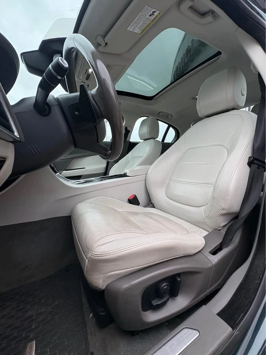 2017 Jaguar XE - Image 10 of 12