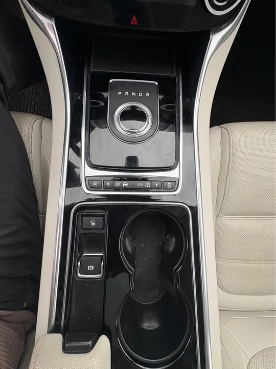 2017 Jaguar XE - Image 9 of 12