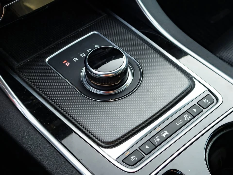 2017 Jaguar XE - Image 10 of 11