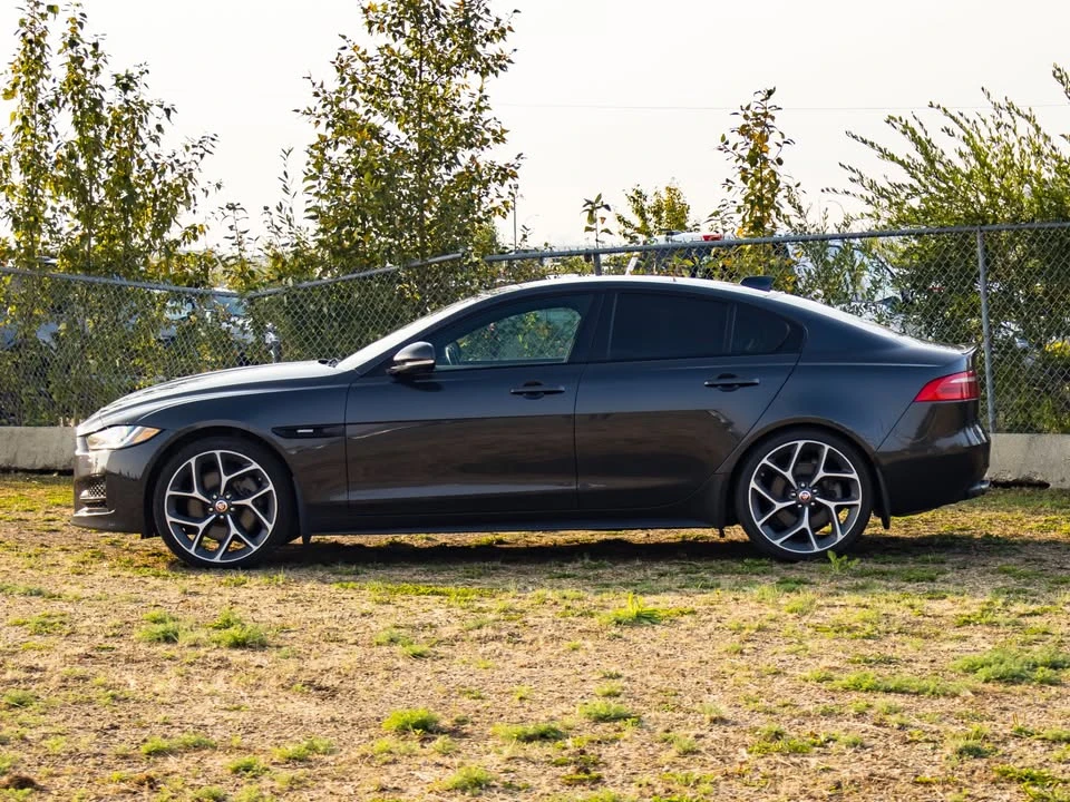 2017 Jaguar XE - Image 2 of 11