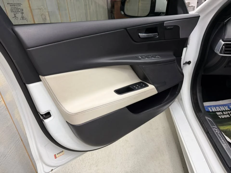 2017 Jaguar XE - Image 10 of 15