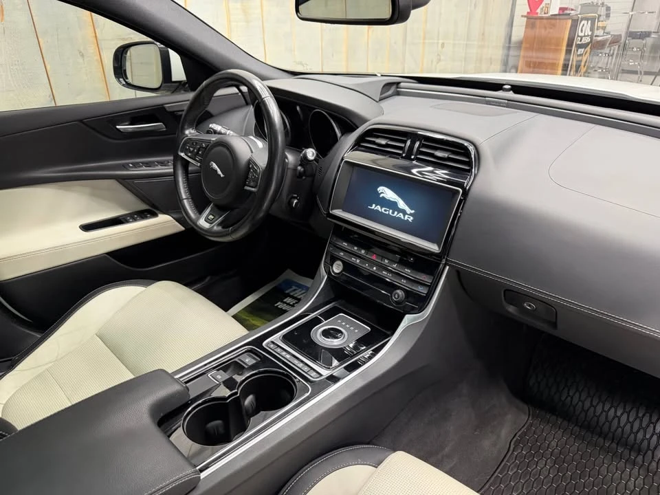 2017 Jaguar XE - Image 9 of 15