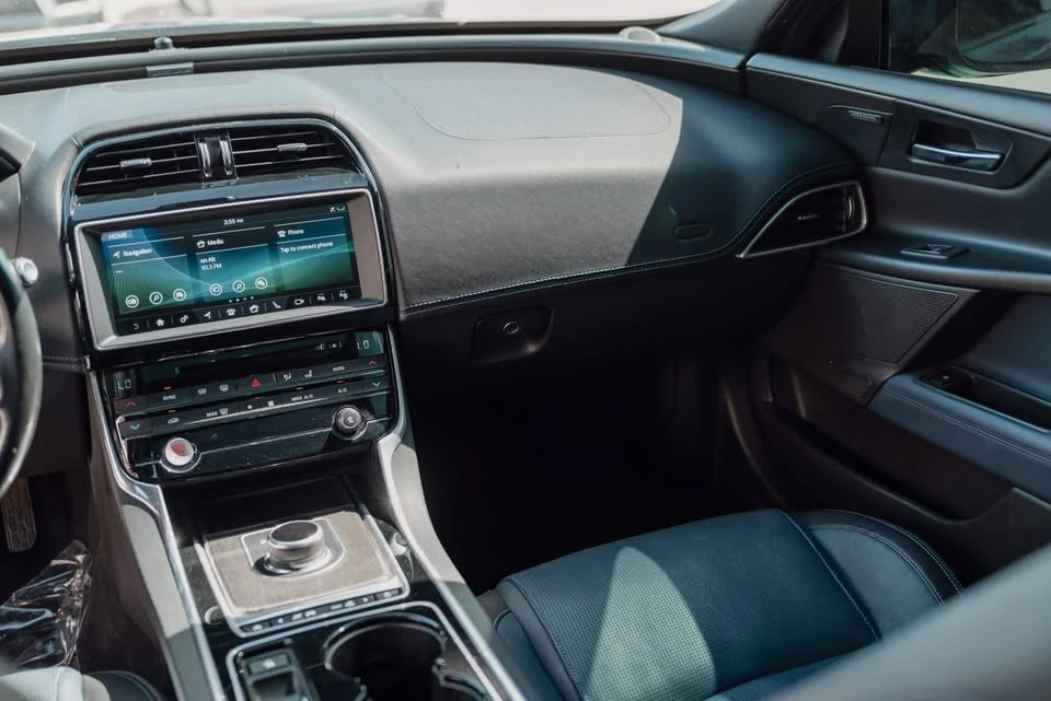 2017 Jaguar XE - Image 7 of 12