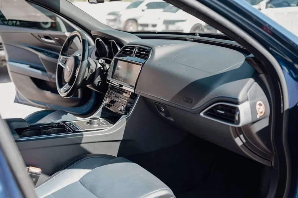 2017 Jaguar XE - Image 12 of 12