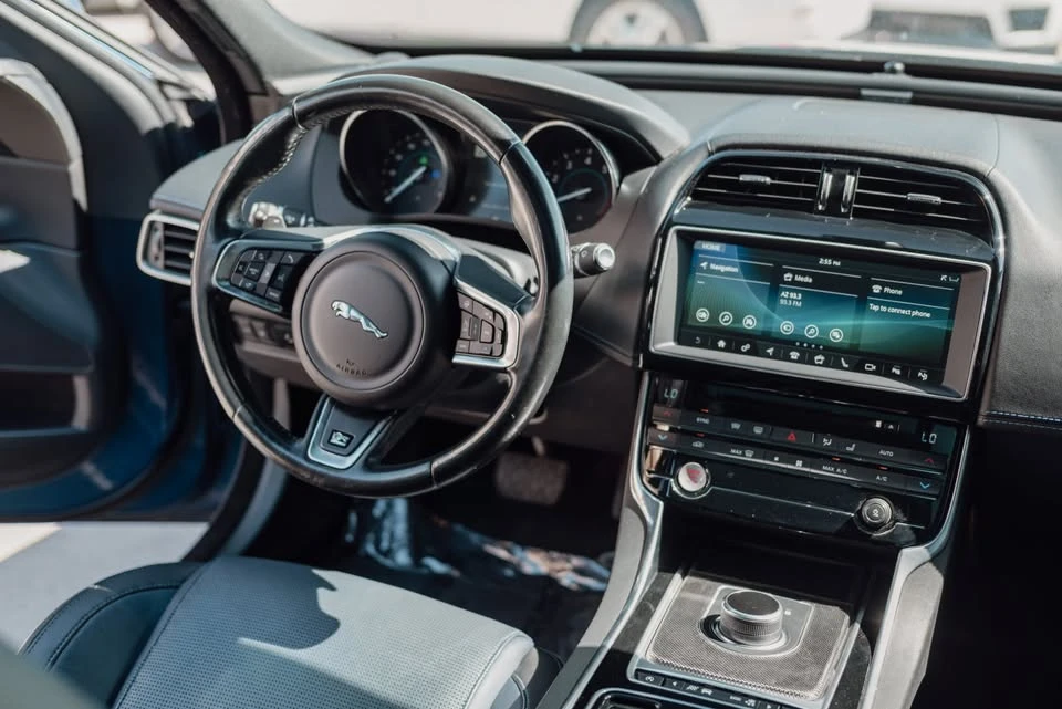 2017 Jaguar XE - Image 5 of 12