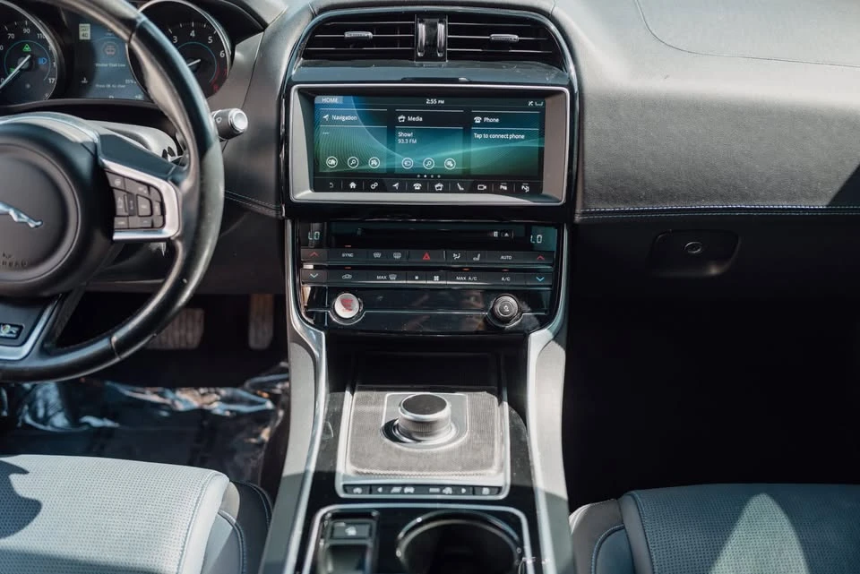 2017 Jaguar XE - Image 6 of 12