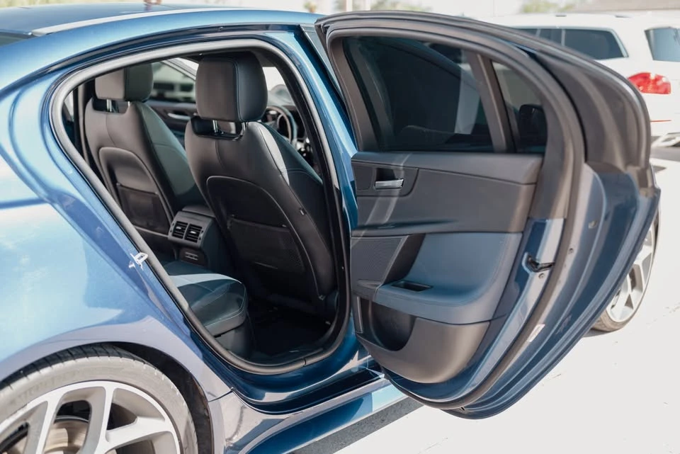 2017 Jaguar XE - Image 10 of 12