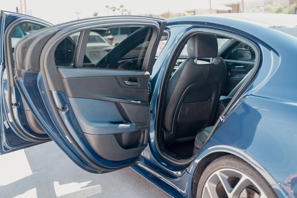 2017 Jaguar XE - Image 8 of 12
