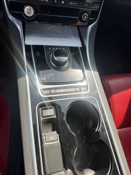 2017 Jaguar XE - Image 5 of 9