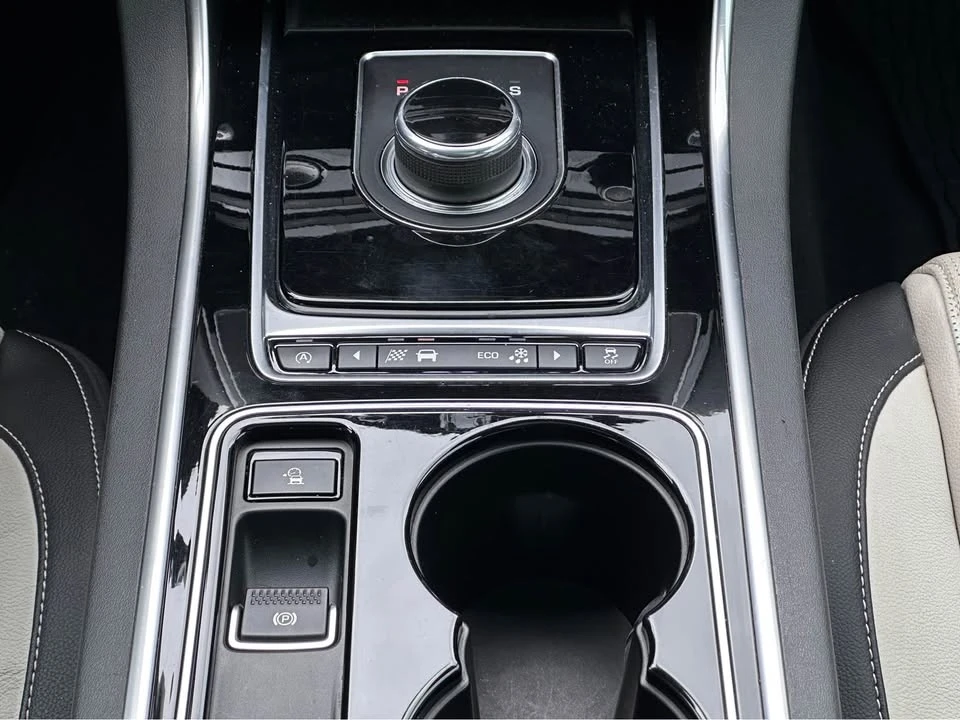 2017 Jaguar XE - Image 16 of 17