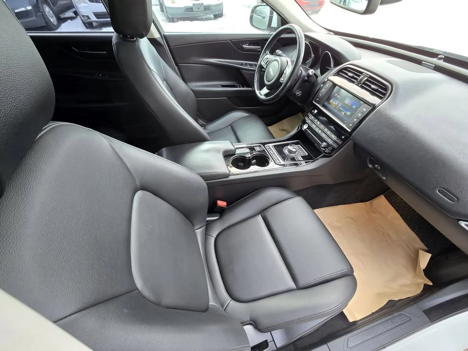 2017 Jaguar XE - Image 12 of 21