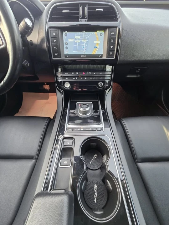 2017 Jaguar XE - Image 14 of 21