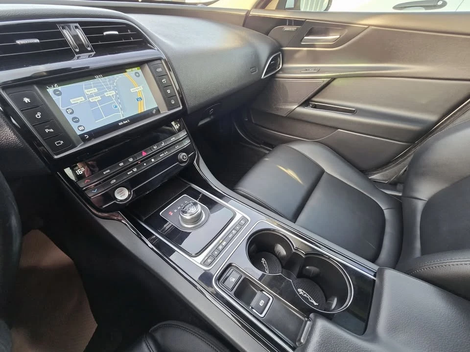 2017 Jaguar XE - Image 16 of 21