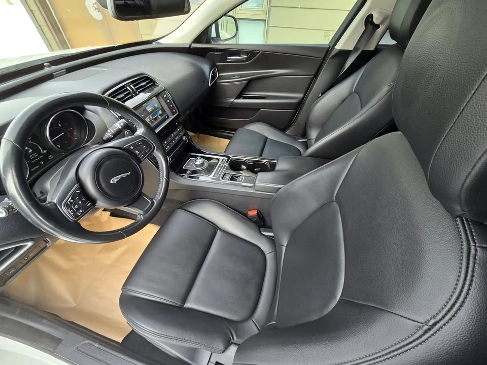 2017 Jaguar XE - Image 10 of 21