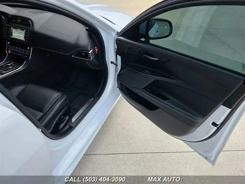 2017 Jaguar XE - Image 18 of 20
