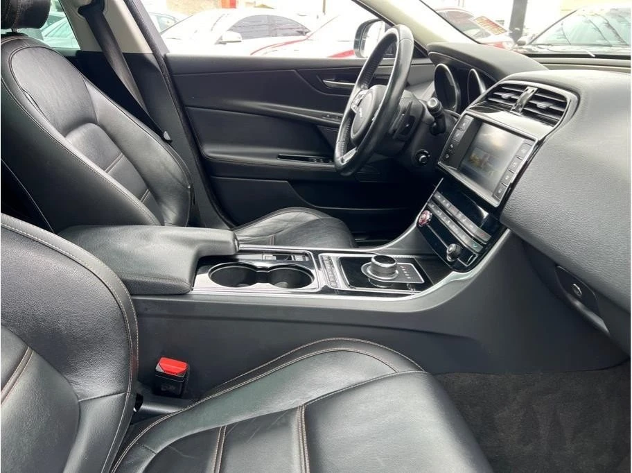 2017 Jaguar XE - Image 17 of 20