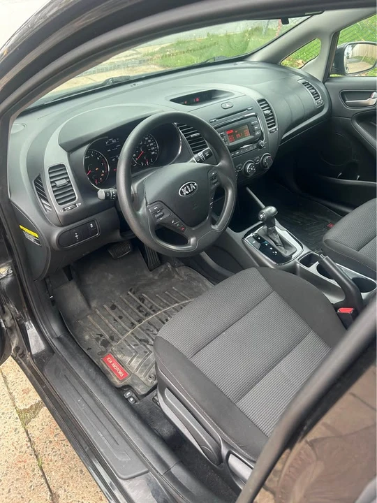 2017 Kia Forte - Image 6 of 10