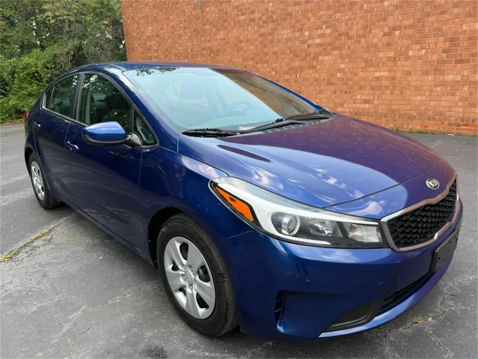2017 Kia Forte - Image 10 of 17