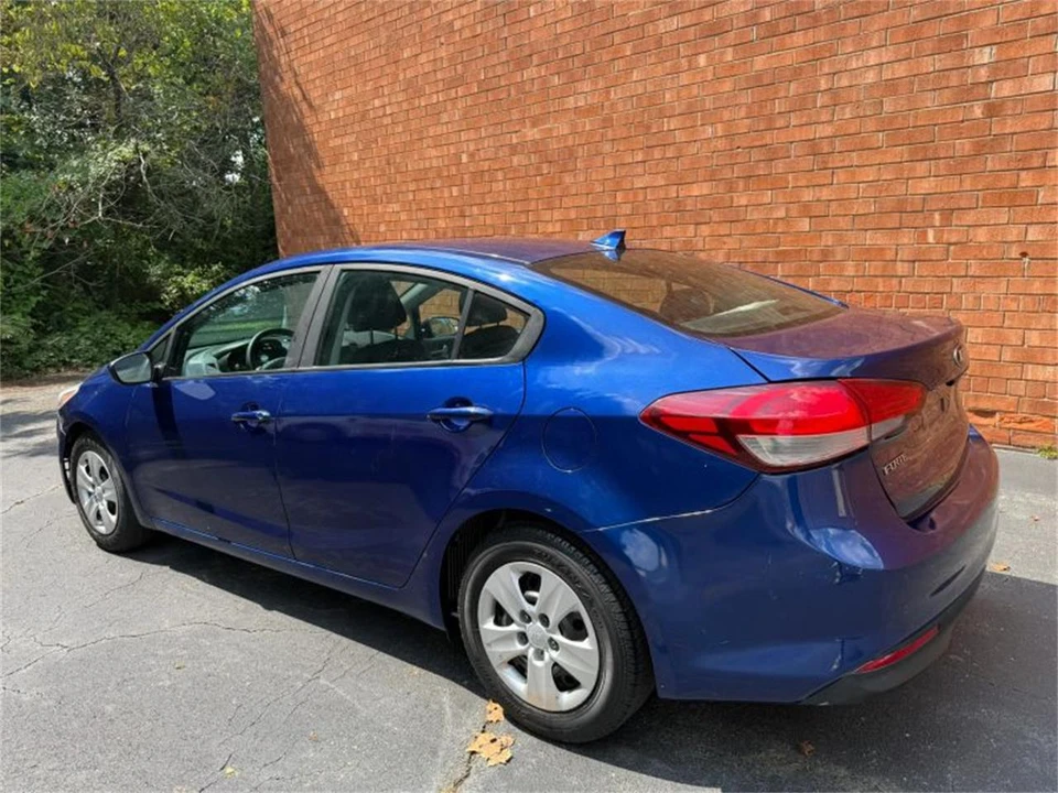 2017 Kia Forte - Image 6 of 17