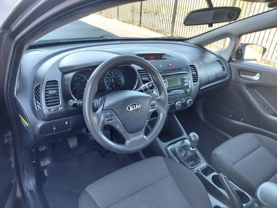 2017 Kia Forte - Image 5 of 11