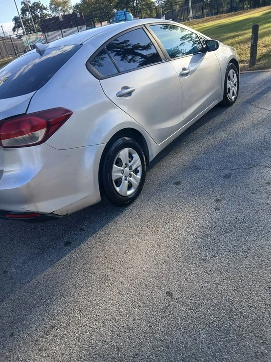 2017 Kia Forte - Image 7 of 17