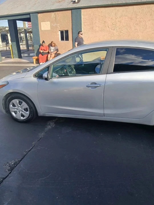 2017 Kia Forte - Image 10 of 17