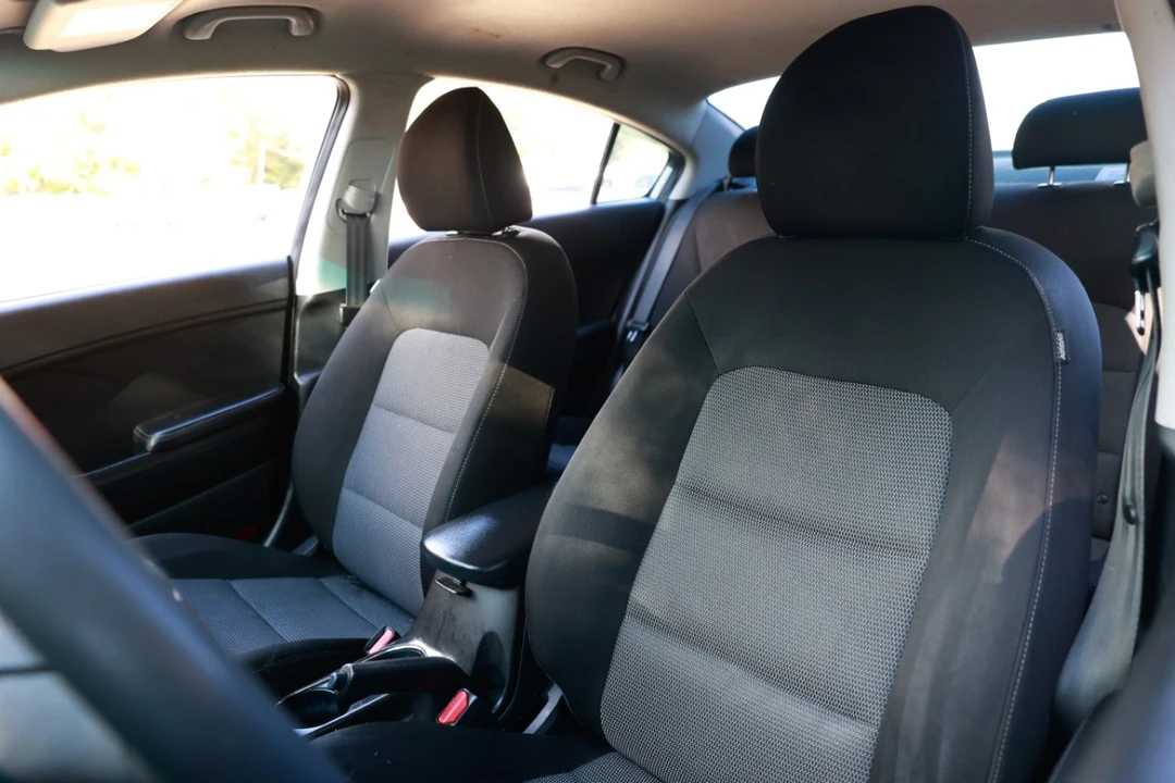 2017 Kia Forte - Image 6 of 12
