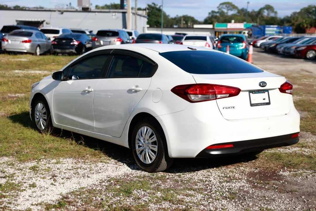 2017 Kia Forte - Image 5 of 12