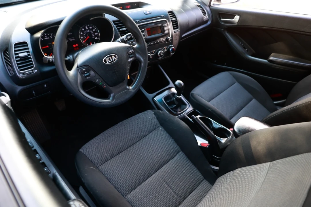 2017 Kia Forte - Image 4 of 12