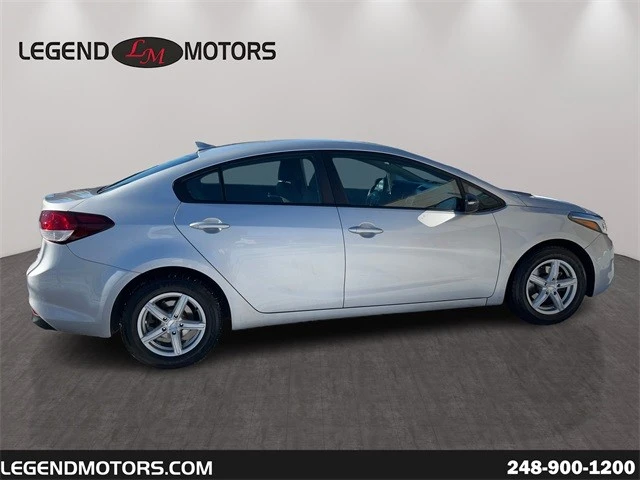 2017 Kia Forte - Image 9 of 12