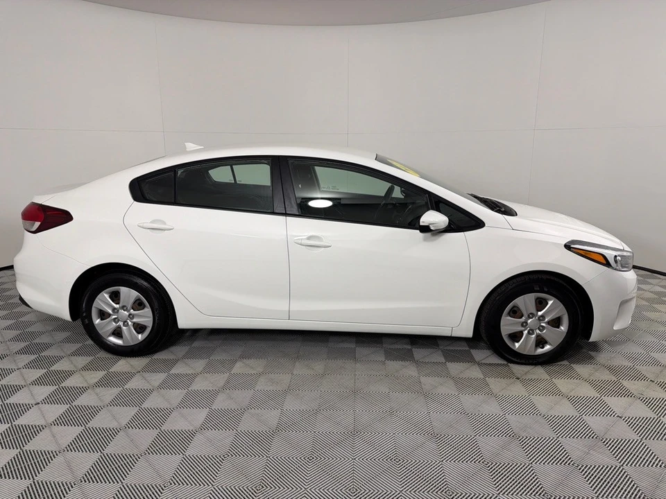 2017 Kia Forte - Image 4 of 12