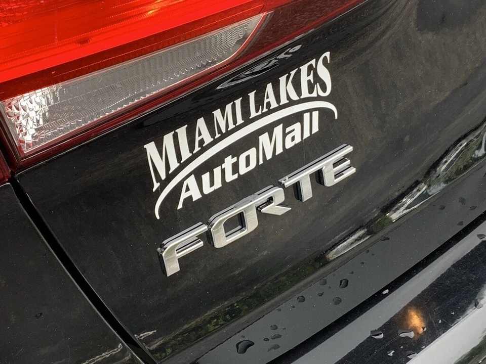 2017 Kia Forte - Image 10 of 12