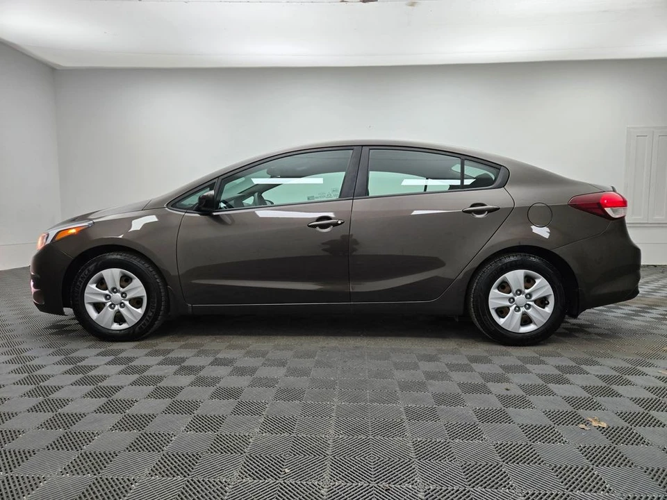 2017 Kia Forte - Image 8 of 12