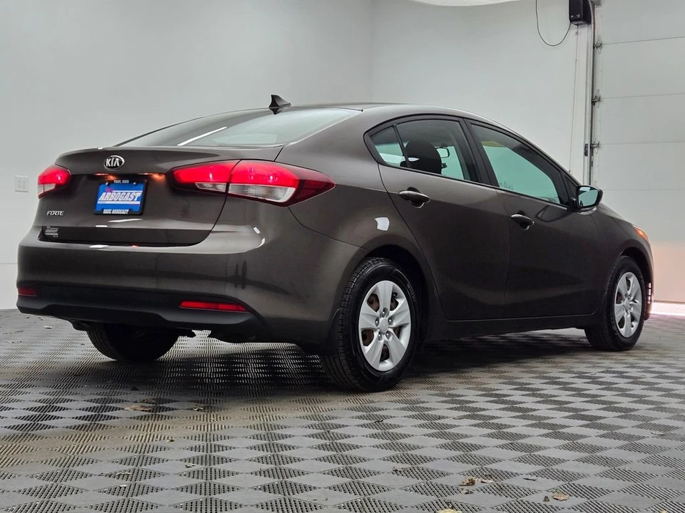 2017 Kia Forte - Image 5 of 12