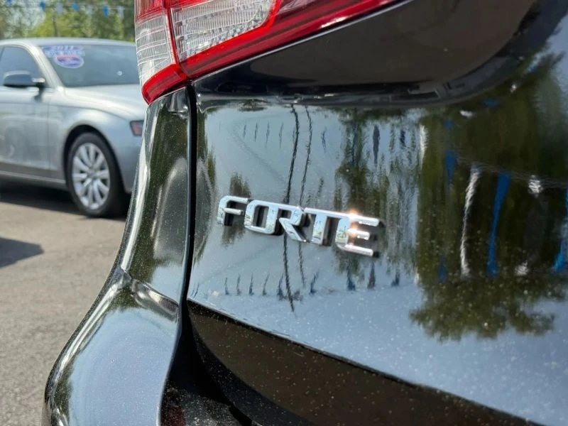 2017 Kia Forte - Image 7 of 12