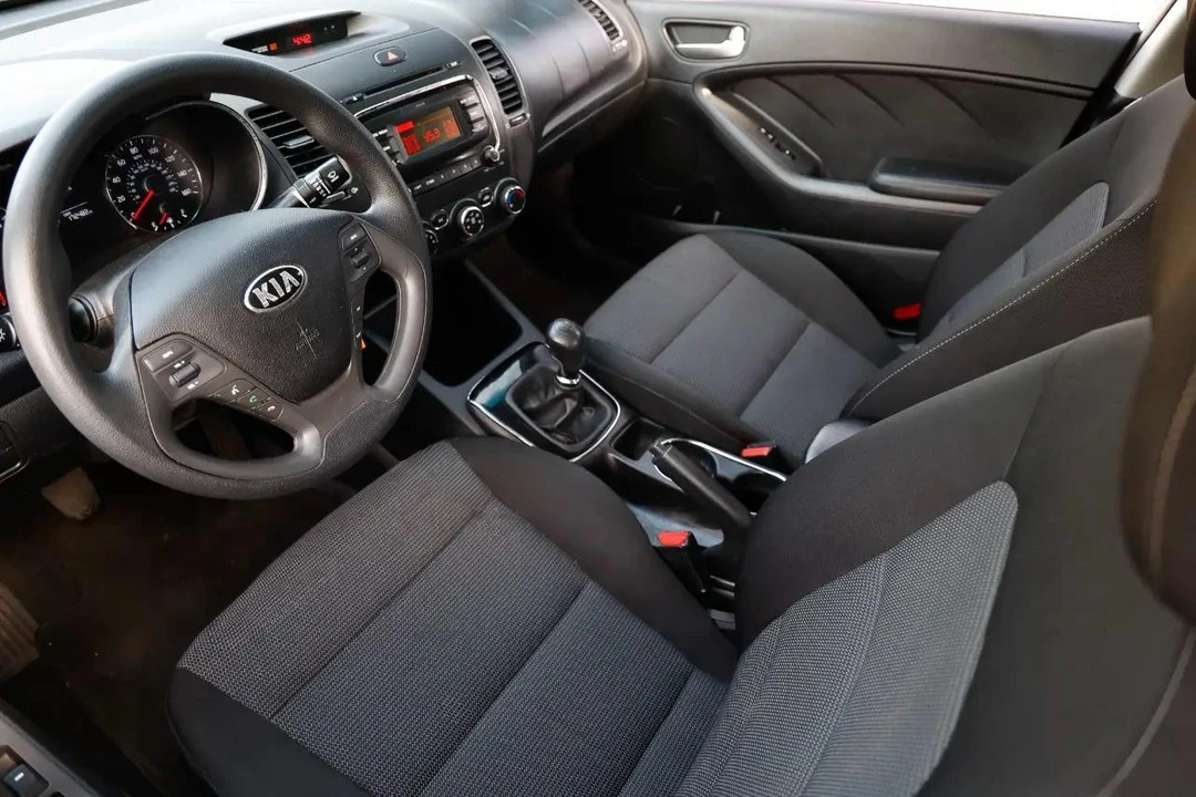 2017 Kia Forte - Image 4 of 21