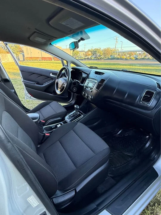 2017 Kia Forte - Image 6 of 13