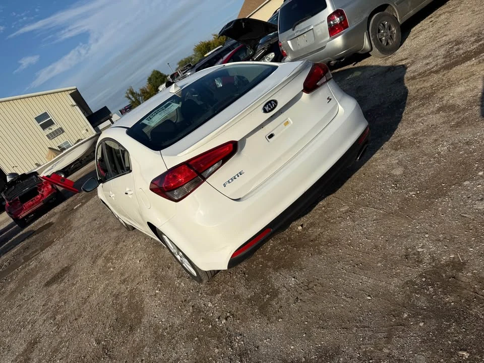 2017 Kia Forte - Image 4 of 7
