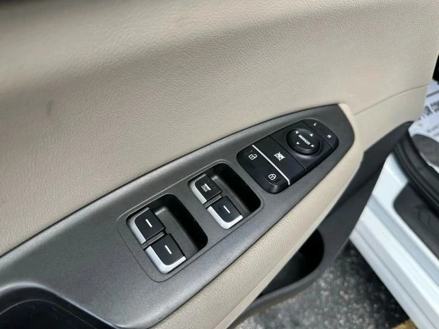 2017 Kia Optima/K5 - Image 10 of 20