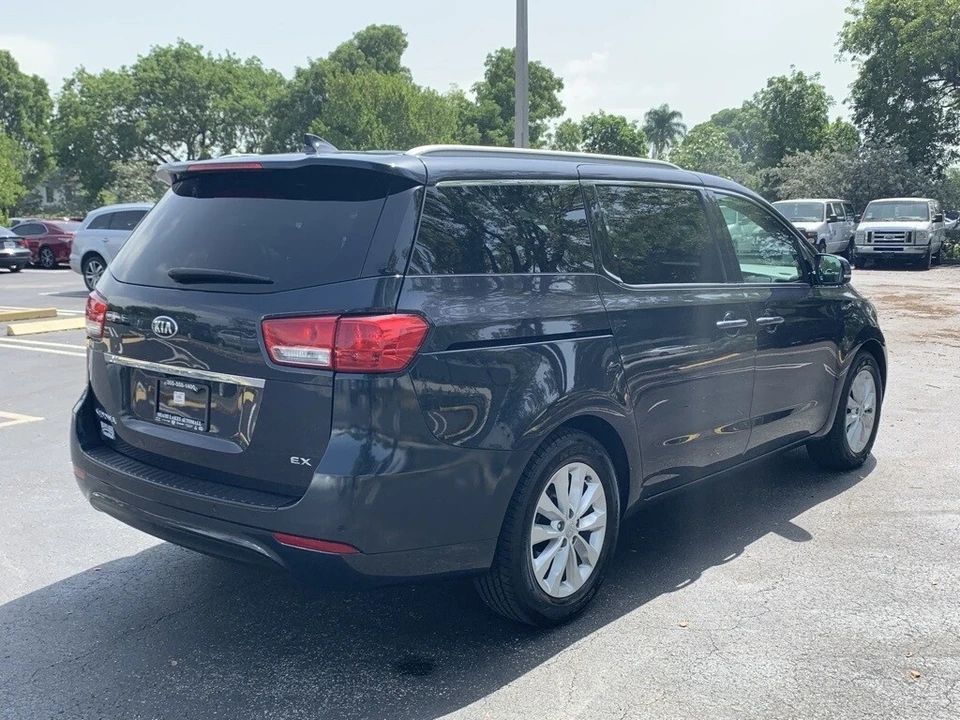 2017 Kia Carnival - Image 3 of 12