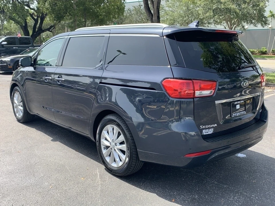 2017 Kia Carnival - Image 4 of 12