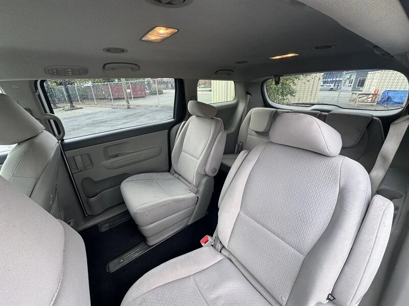 2017 Kia Carnival - Image 18 of 20