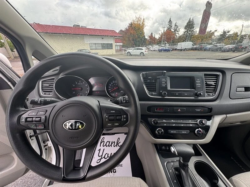 2017 Kia Carnival - Image 12 of 20