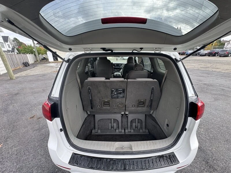2017 Kia Carnival - Image 16 of 20
