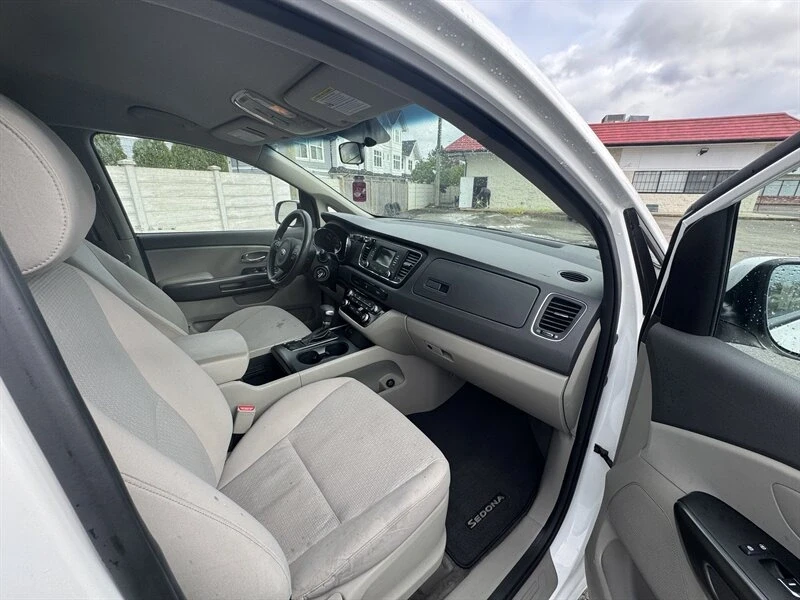2017 Kia Carnival - Image 14 of 20